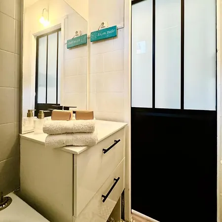Parisian Cocoon In Batignolles Next To Montmartre Parigi